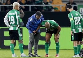 Al Betis le mira un tuerto: Isco y Amrabat chocan en el minuto 5 y se lesionan