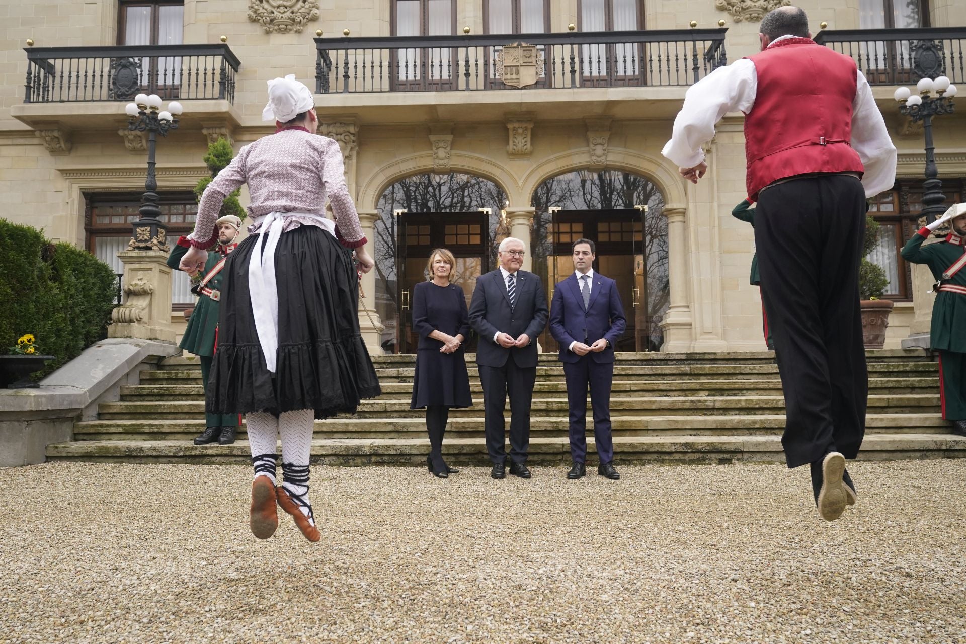 El lehendakari, Imanol Pradales, recibe en el Palacio de Ajuria Enea de Vitoria-Gasteiz al mandatario germano y su mujer.