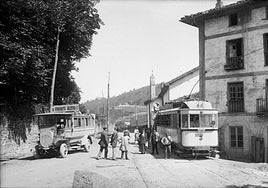 Combinación del tranvía de Arratia con el autobús de la empresa Automóviles Vitoriana en la estación de Zeanuri.