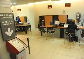 Una oficina de atención ciudadana en Vitoria.