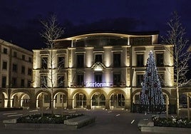 Este año, la plaza contará con un arbol de mayor tamaño y la decoración de sus balcones laterales.