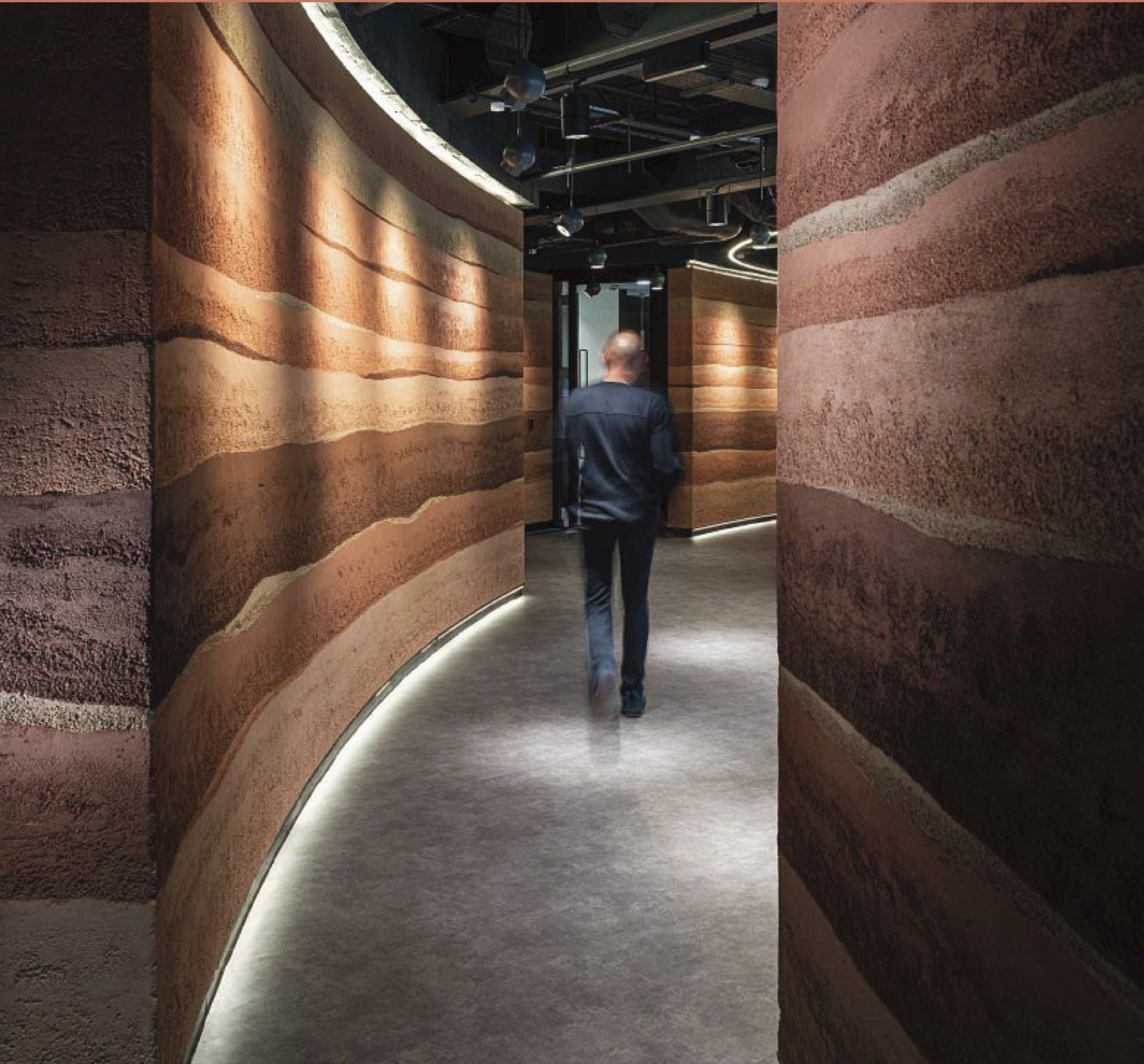 Pared continua representando los estratos de la tierra.