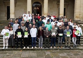 Los productores y hosteleros muestran sus placas de reconocimiento en la escalinata de la Casa-Palacio de Provincia.