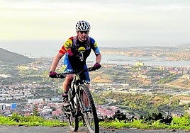 Un ciclista remonta una dura pendiente cerca de Barrionuevo, con el Abra al fondo.