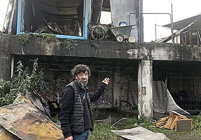 Aitor, vecino del herido, muestra la caseta donde se originó el fuego.