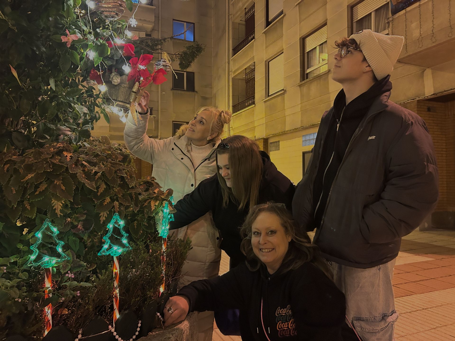 Los vecinos han decorado las jardineras de la plaza con adornos navideños.