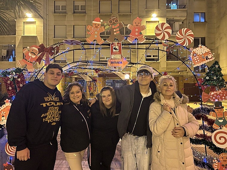 Estos vecinos de Txurdinaga han decorado la plaza Arbidea con figuras y luces de colores.