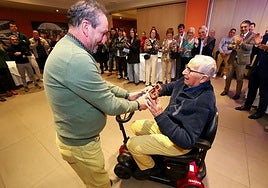 José Luis Solana recibe el reconocimiento de los empresarios de Bayas.