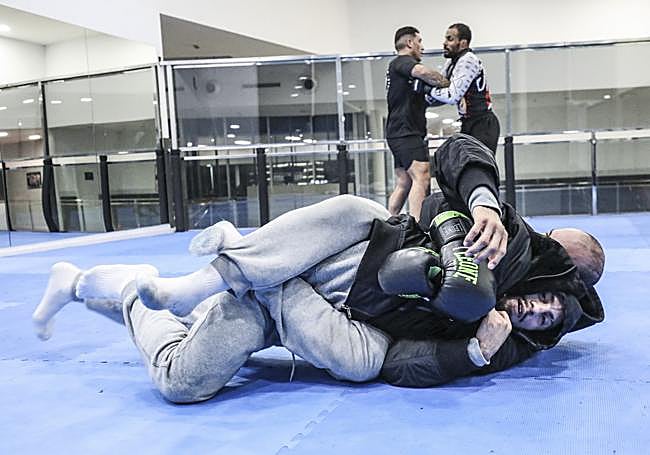 Nico, cubierto por varias capas, entrena en condiciones inusuales para alcanzar el peso