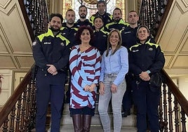 Sonia López, en primer término y camisa azul, junto a la alcaldesa, en una imagen de archivo tomada en el Ayuntamiento de Santurtzi