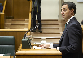 Pradales, en el Parlamento vasco.