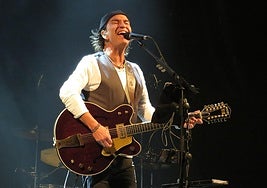 Álvaro con chaleco y una Gretsch de doce cuerdas.