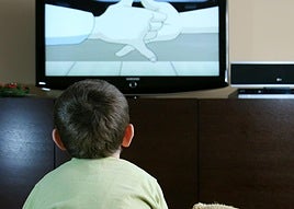 El pediatra Carlos González a los padres que ponen dibujos animados a sus hijos: «Se agobian»