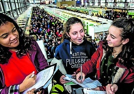 Un grupo de chicas prepara un trabajo en la Azoka rodeadas de una inspiradora oferta cultural.