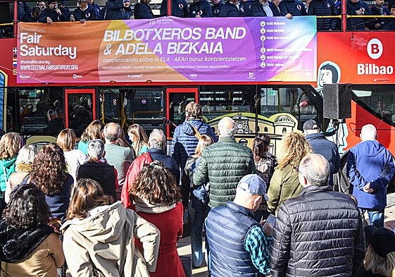 El Bilbao City View, con la Bilbotxeros Band a bordo.