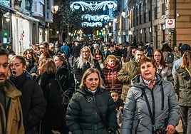 La calle Postas se ha convertido en un hervidero de gente en la tarde del sábado