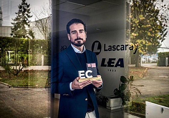 Félix Lascaray, con su trofeo en las instalaciones de LEA en Eskalmendi
