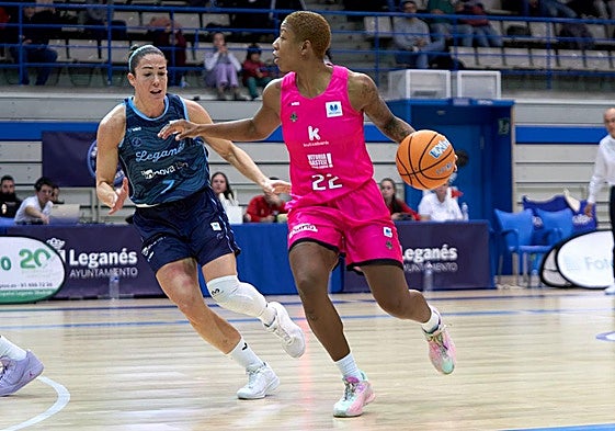 Toussaint, del Araski, bota el balón ante la local María Espín.
