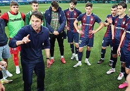 Beñat da instrucciones a sus jugadores antes del comienzo de un partido.