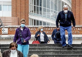 Las comunidades debaten si recuperar el uso de la mascarilla en hospitales y centros de salud.