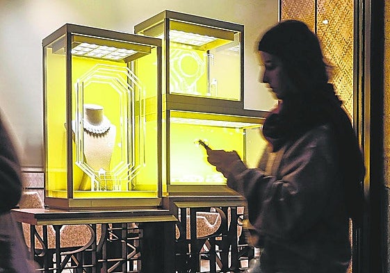 Una transeúnte pasa por delante del escaparate de Joyería Suárez.