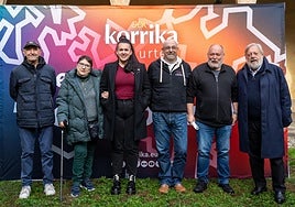 Ane Elordi Korrikaren arduraduna, erdian, eta ekitaldian parte hartu zuten beste euskaltzale batzuk.