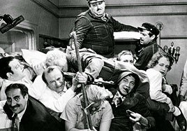 La mítica secuencia del camarote de la película 'Una noche en la ópera' de los Hermanos Marx.