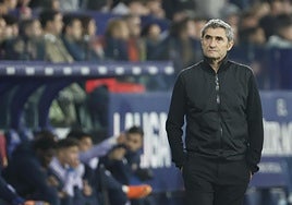 Valverde observa el partido durante el encuentro.