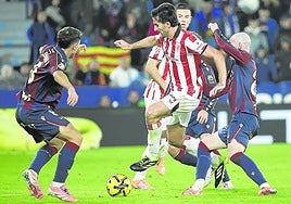 Vivián se animó a subir al ataque el sábado contra el Levante.