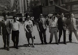 De visita en el barrio de Arangoiti, durante su mandato como alcaldesa.