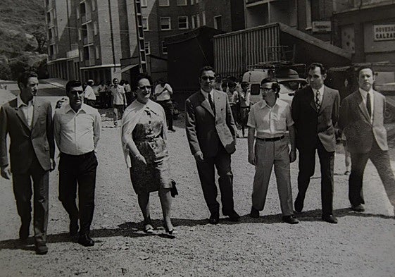 De visita en el barrio de Arangoiti, durante su mandato como alcaldesa.