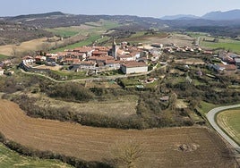 Vista general de Peñacerrada, una de las localidades de Montaña Alavesa donde la plataforma que acaba de estrenarse anuncia casas en venta.