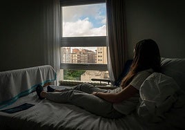 Ainhoa (nombre ficticio) observa el exterior desde la ventana de su habitación.