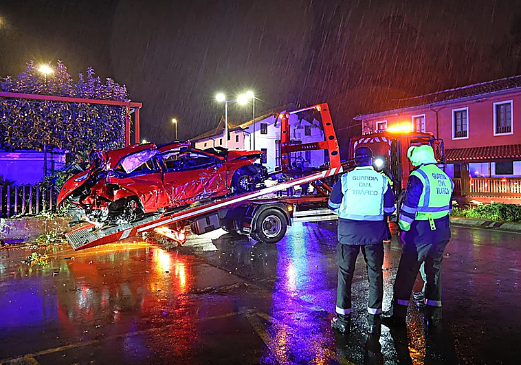 Estado en el que quedó el coche en el que viajaban los tres amigos.