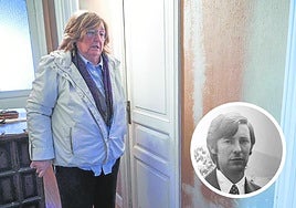 Carmen Echeverría mira el impacto en la pared del disparo que acabó con la vida de su hermano en la casa familiar de Oiartzun.