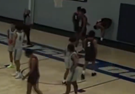 Ethan Dietz corre hacia la pared tras recibir el golpe.