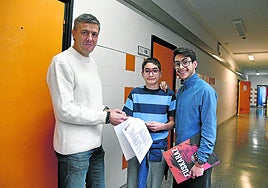 El director de Eibar BHI, Iñigo Magunazelaia, con los hermanos José Antonio y Sebastián Navarro.