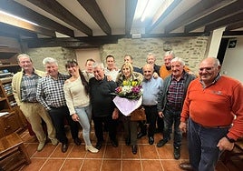 Luis Mari Bengoa, el cuarto por la derecha, y a su lado, su mujer, Águeda García de Cortázar, rodeados de algunos de los amigos que organizaron el homenaje.