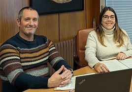 La alcaldesa de Sopela Guruzne Carrasson junto al alcalde en funciones, Unai del Burgo