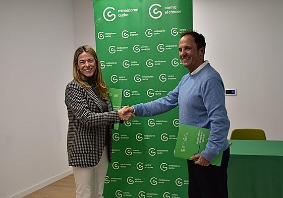 Miren Bilbao, presidenta de Contra el Cáncer en Álava, y Enrique Bárez, gerente de la OSI Araba.