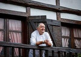 Josemi Olazabalaga en la terraza del restaurante Andra Mari, donde trabaja actualmente.