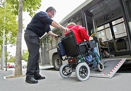 Una persona con discapacidad accede a un autobús urbano de Vitoria.