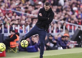 Coudet patea el balón en el partido contra el Barcelona.
