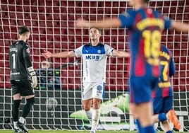 Guevara extiende los brazos para lamentarse por el tercer gol encajado el sábado ante el Barcelona.