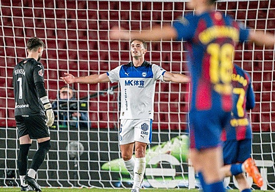 Guevara extiende los brazos para lamentarse por el tercer gol encajado el sábado ante el Barcelona.