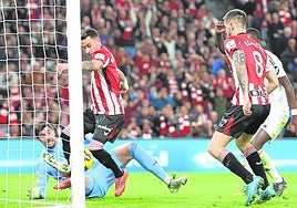 Berenguer aprovecha el rechace de Courtois al centrochut de Iñaki Williams para hacer el primer gol en el partido del año pasado.