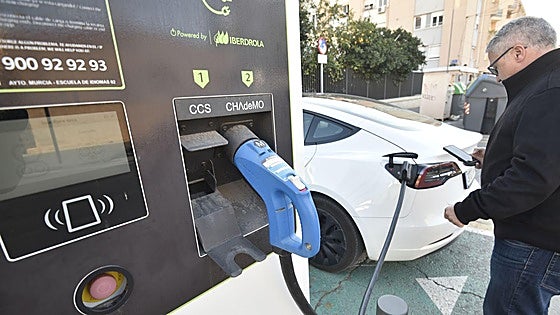 Las matriculaciones de vehículos eléctricos crecen un 133% en Euskadi con unas ayudas en riesgo