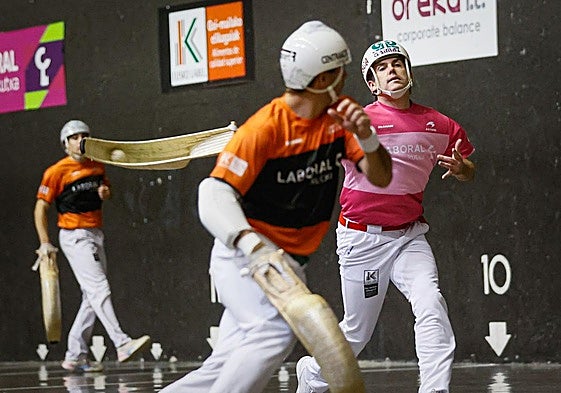 Erkiaga suelta la derecha, mientras Olharan tratar de recuperar sus sitio en la cancha.