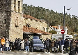 Imagen del funeral por la memoria de Alejandro Fernández en la iglesia San Juan Bautista de Villanueva de la Peña.