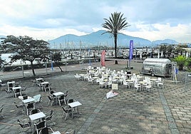 El Puerto Deportivo de Getxo ofrece una imagen de abandono desde hace meses, que ha llevado al cierre de la mayoría de negocios.